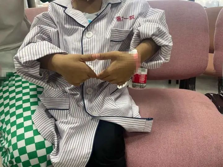 DƬ